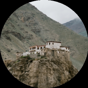 Picture of a Tibetan monastery, by Julia Volk from Pexels